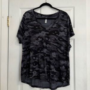 Athleta 2X exercise shirt gray camo
